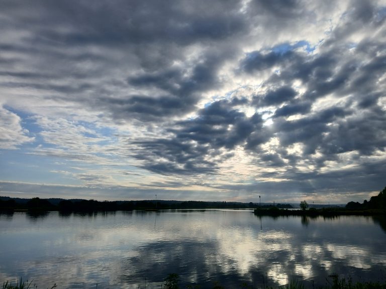 wolken boven water