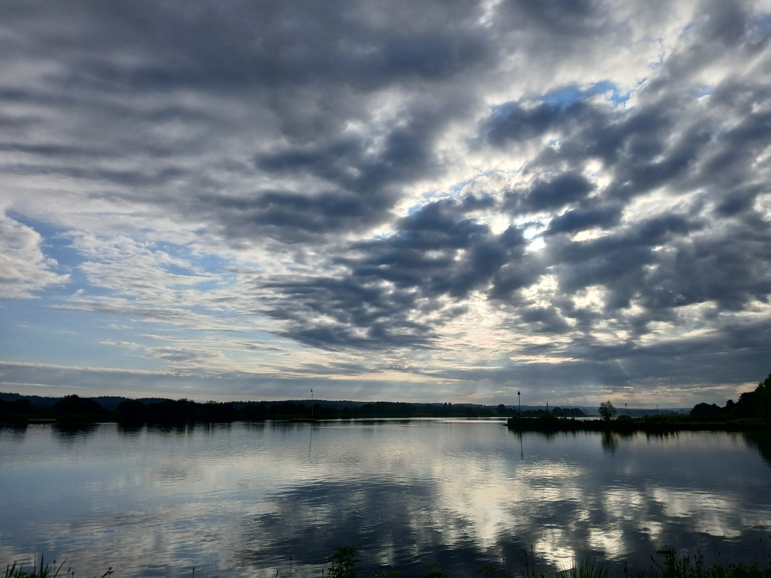 wolken boven water